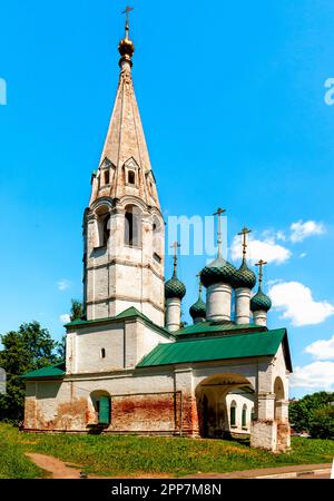 Chiesa di San Nicholas il Wonderworker nella città tagliata sul terrapieno di Kotorosl, costruito nel 17th ° secolo, nella città di Yaroslavl Foto Stock