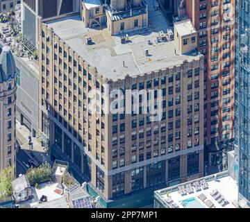 Il 1201 Broadway è un edificio di media altezza in mattoni e pietra color marrone a Midtown Manhattan; molti dei suoi attuali inquilini sono aziende architettoniche. Foto Stock