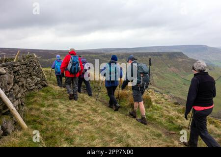 I membri del gruppo di Sandbach U3A si divertono a camminare sulle colline del Peak District sopra la città del Derbyshire di Buxton Inghilterra Foto Stock