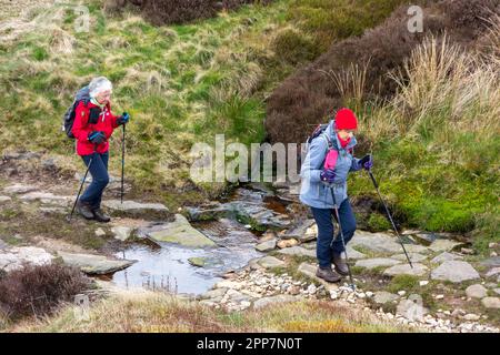 I membri del gruppo di Sandbach U3A si divertono a camminare sulle colline del Peak District sopra la città del Derbyshire di Buxton Inghilterra Foto Stock