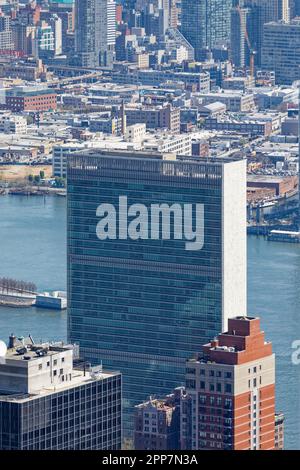 La torre simbolo del Segretariato delle Nazioni Unite, alla fine di East 42nd Street. Le doppie pareti di vetro verde a tenda sono tappate in marmo bianco. Foto Stock