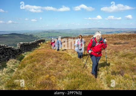 I membri del gruppo di Sandbach U3A si divertono a camminare sulle colline del Peak District sopra la città del Derbyshire di Buxton Inghilterra Foto Stock