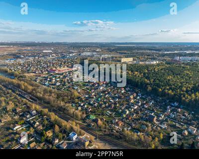 Vista aerea sulla stazione ferroviaria di Krasnogorskaya, complesso di cavalli, Ospedale militare Vishnevskogo, ipermercato tedesco sulla New riga Higway. Un pezzo o Foto Stock