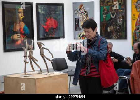 Mosca, Russia. 22nd aprile 2023. La gente visita la fiera "Art Moscow" 20th di arte classica, moderna e gioielleria al Centro Espositivo Gostiny Dvor di Mosca, Russia. Più di 150 gallerie russe e straniere hanno presentato opere di artisti, rappresentanti di arte contemporanea ed esempi di arte del design e della gioielleria Nikolay Vinokurov/Alamy Live News Foto Stock