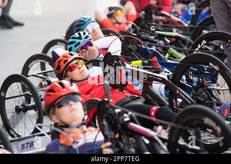 Maniago, Italia. 22nd Apr, 2023. I piloti si fanno tappa prima dell'inizio della gara su strada femminile H3. UCI World Cup, Road Race, Credit: Casey B. Gibson/Alamy Live News Foto Stock