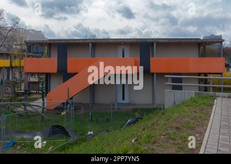 Stoccarda, Germania - Aprile 07,2023: Bad Cannstatt questo è il piccolo edificio standard di una delle molte case di rifugiati in città., girato da un luogo pubblico Foto Stock