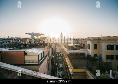 Guardando fuori la città di Roma, Italia da Piazza di Spagna al tramonto in una serata chiara e bella Foto Stock