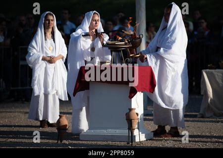 Rievocazione di una cerimonia dell'antica Roma. Figure provenienti da tutto il mondo unite dalla loro passione per il mondo dell'antica Roma hanno costituito un antico borgo nel Circo massimo per celebrare il 2776th° anniversario della fondazione di Roma. L'evento organizzato dal Gruppo storico Romano, associazione culturale senza scopo di lucro nata nel 1994 dalla passione per l'antica Roma, vede quest'anno la partecipazione di 2500 rienattori appartenenti a 80 associazioni di 16 nazioni. Il maggior numero di riattori proviene dalla Spagna. La giornata si conclude con un concerto della banda dell'Esercito Italiano. Foto Stock