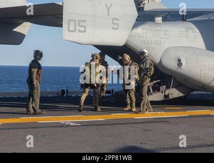 STATI UNITI Marines con la forza marittima speciale 26th Marine Expeditionary Unit (MEU) salite a bordo di una MV-22 Osprey prima di condurre un inserto di ricognizione e sorveglianza durante l'esercizio Amphibious Ready Group/MEU Exercise (ARGMEUEX) a bordo della nave d'assalto anfibia Wasp USS Bataan (LHD 5), Oceano Atlantico, 21 aprile 2023. L’inserto faceva parte di uno scenario formativo che verifica la capacità dell’MEU di sviluppare piani utilizzando il processo di pianificazione della risposta rapida per eseguire missioni complesse in un ambiente contestato. ARGMEUEX è il secondo esercizio in mare del programma di formazione pre-implementazione dell’MEU. (STATI UNITI Foto Stock