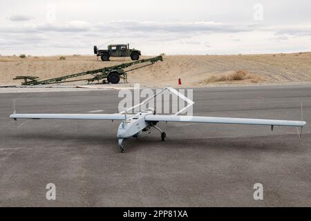 Un RQ-7B Shadow Tactical Unmanned Aircraft System viene visualizzato dopo il volo dimostrativo come parte dell'apertura ufficiale del Unmanned Aerial System Operating Facility a Boardman, Oregon, il 21 aprile 2023. Il progetto da $13,3 milioni di dollari comprende un parcheggio per veicoli organizzativi pavimentato e una pista, un impianto per rifiuti controllati e impianti per materiali infiammabili, oltre a un impianto di volo tattico senza equipaggio e una gamma di mitragliatrici. (Foto della Guardia Nazionale di John Hughel, Oregon Military Department Public Affairs) Foto Stock