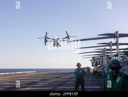 Una MV-22 Osprey assegnata all'unità di spedizione marina 26th decolga dalla nave d'assalto anfibio di classe Wasp USS Bataan (LHD 5) durante un inserto di ricognizione e sorveglianza durante l'esercizio Amfibio Ready Group/MEU (ARGMEUEX), Oceano Atlantico, 21 aprile 2023. L’inserto faceva parte di uno scenario formativo che verifica la capacità dell’MEU di sviluppare piani utilizzando il processo di pianificazione della risposta rapida per eseguire missioni complesse in un ambiente contestato. ARGMEUEX è il secondo esercizio in mare del programma di formazione pre-implementazione dell’MEU. (STATI UNITI Corpo marino foto di CPL. Matthew Romonoyske-Bean) Foto Stock