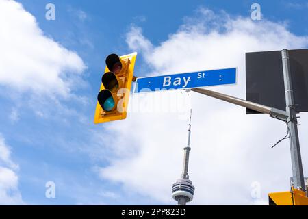 Toronto, Canada-19 aprile 2023: Cartello di Bay Street con semaforo. Bay Street è una delle strade principali del centro di Toronto, Ontario, Canada. Foto Stock