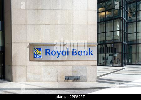 Toronto, Canada - 19 aprile 2023: Cartello RBC sull'edificio nel distretto finanziario di Toronto. Foto Stock