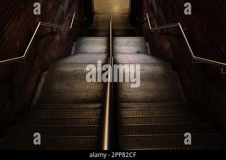 Guardando dall'alto, con una prospettiva diversa, avendo una visione diversa delle cose a seconda delle situazioni e dei momenti. Sia differente, osservi dall'alto. Foto Stock