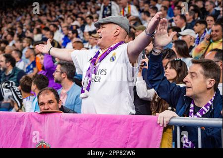 Madrid, Spagna. 22nd Apr, 2023. Real Madrid fan durante la partita di calcio tra&#XA;Real Madrid e Celta Vigo&#XA;valida per il giorno 30 della prima divisione spagnola “la Liga” celebrata a Madrid, Spagna allo stadio Bernabeu sabato 22 aprile 2023 Credit: Live Media Publishing Group/Alamy Live News Foto Stock