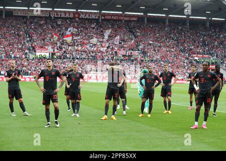 Magonza, Germania. 22nd Apr, 2023. firo : 04/22/2023, calcio, campionato 1st, campionato federale 1st, Stagione 2022/2023, FSV FSV FSV Mainz 05 - FC Bayern Monaco di Baviera 3:1 FCB Mathys Tel, delusione, delusione, delusione, delusione, delusione, Insoddisfatto, frustrato, frustrato, davanti ai tifosi, fan curva, FCB portiere, portiere, portiere, Yann Sommer, FCB Dayot Upamecano, FCB Serge Gnabry, FCB Joshua Kimmich, FCB Noussair Mazraoui, FCB Leroy Sané, sane, FCB Thomas Muller, Mueller, FCB Matthijs de ligt, Credit: dpa/Alamy Live News Foto Stock