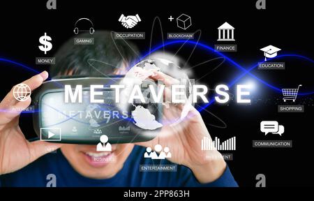 Metaverse. Un uomo che indossa occhiali VR entra nel metaverse attraverso un occhiale. L'uso della tecnologia della realtà virtuale e aumentata. Internet come un unico, Foto Stock