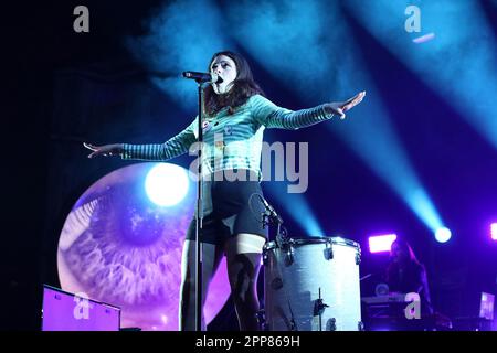 Napoli, Italia. 22nd Apr, 2023. Francesca Michielin durante Bonsoir! Michelin10 un teatro, cantante italiano Concerto di Musica a Napoli, aprile 22 2023 Credit: Independent Photo Agency/Alamy Live News Foto Stock