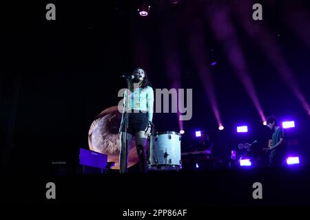 Napoli, Italia. 22nd Apr, 2023. Francesca Michielin durante Bonsoir! Michelin10 un teatro, cantante italiano Concerto di Musica a Napoli, aprile 22 2023 Credit: Independent Photo Agency/Alamy Live News Foto Stock