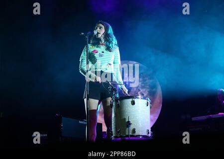 Napoli, Italia. 22nd Apr, 2023. Teatro Bellini, Napoli, Italia, 22 aprile 2023, Francesca Michielin durante Bonsoir! Michelin10 a teatro - cantante italiana Concerto musicale credito: Live Media Publishing Group/Alamy Live News Foto Stock