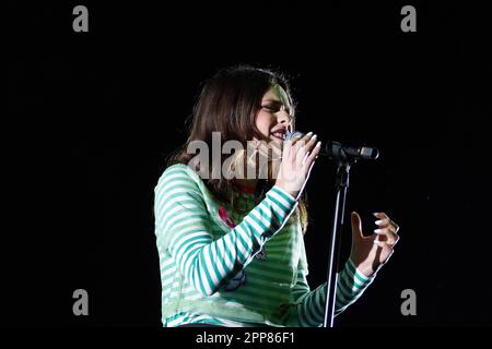 Napoli, Italia. 22nd Apr, 2023. Teatro Bellini, Napoli, Italia, 22 aprile 2023, Francesca Michielin durante Bonsoir! Michelin10 a teatro - cantante italiana Concerto musicale credito: Live Media Publishing Group/Alamy Live News Foto Stock