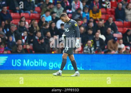 Oakwell Stadium, Barnsley, Inghilterra - 22nd aprile 2023 Simon Eastwood Goalkeeper di Oxford United - durante il gioco Barnsley contro Oxford United, Sky Bet League One, 2022/23, Oakwell Stadium, Barnsley, Inghilterra - 22nd aprile 2023 Credit: Arthur Haigh/WhiteRosePhotos/Alamy Live News Foto Stock
