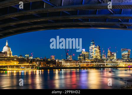 Vista di St. Cattedrale di Pauls e grattacieli di Under Blackfriars Bridge, River Thames, Londra, Inghilterra Foto Stock