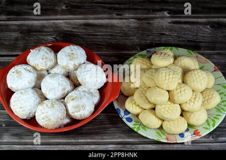 Biscotti arabi tradizionali per celebrare le feste islamiche di festa di El-Fitr, Ghoriba egiziano che è fatta di ghee e Kahk egiziano coperto con Foto Stock