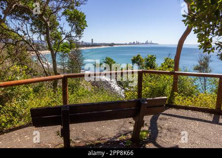 Vista dal Burleigh Heads National Park in una giornata di sole estate con vista su Burleigh Beach e Surfer's Paradise, Gold Coast, Queensland, Australia Foto Stock