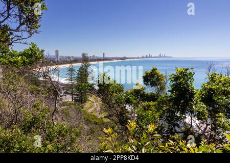 Vista dal Burleigh Heads National Park in una giornata di sole estate con vista su Burleigh Beach e Surfer's Paradise, Gold Coast, Queensland, Australia Foto Stock