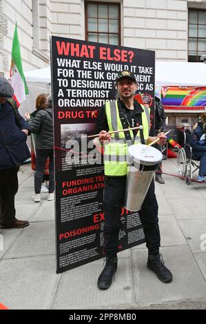 Westminster, Londra, Regno Unito. 22nd Apr, 2023. 59th giorni lo sciopero della fame di Vahid Beheshti, giornalista e attivista britannico-iraniano, al di fuori dell'ufficio degli esteri, del Commonwealth e dello sviluppo di Londra, Regno Unito. Credit: Vedi li/Picture Capital/Alamy Live News Foto Stock