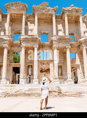 Rovine di Efeso, Turchia, bella giornata di sole tra le rovine di Efeso Turchia. Le donne asiatiche con un cappello visitano Efeso, patrimonio dell'umanità dell'UNESCO Foto Stock