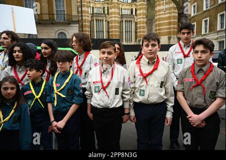 Whitehall, Londra, Regno Unito. 22nd Apr, 2023. marzo annuale per commemorare il milione e mezzo di cristiani armeni uccisi - genocidio armeno 1915 - Una campagna di sterminio razziale. Tempo di riconoscimento richiesta di riparazione richiesta di restituzione, nel 1915, i leader della Turchia ottomana ordinarono la pulizia etnica degli armeni cristiani dalle loro terre storiche attraverso una campagna di uccisioni di massa e deportazioni al Cenotaph di Londra, Regno Unito. Credit: Vedi li/Picture Capital/Alamy Live News Foto Stock