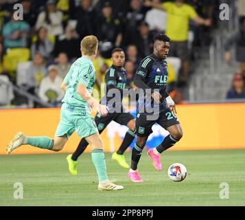 Nashville, Stati Uniti. 22 aprile 2023: Il centrocampista del Los Angeles FC Jose Cifuentes (20) si scontra con il Nashville SC durante la prima metà di un gioco MLS tra Los Angeles FC e Nashville SC al Geodis Park di Nashville TN Steve Roberts/CSM Credit: CAL Sport Media/Alamy Live News Foto Stock