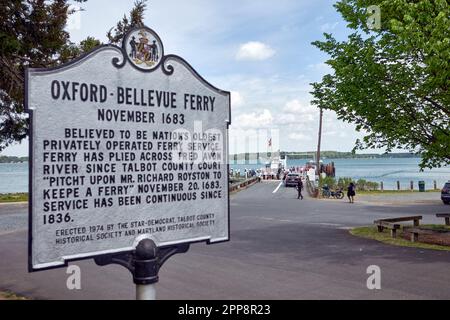 Un segno storico commemora l'istituzione del traghetto Oxford-Bellevue a Oxford, MD., ritenuto essere il più vecchio traghetto privato degli Stati Uniti. Foto Stock