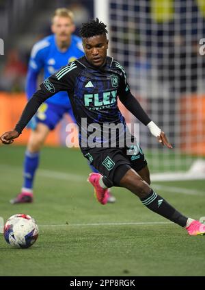 Nashville, Stati Uniti. 22 aprile 2023: Il centrocampista del Los Angeles FC Jose Cifuentes (20) si scontra con il Nashville SC durante la prima metà di un gioco MLS tra Los Angeles FC e Nashville SC al Geodis Park di Nashville TN Steve Roberts/CSM Credit: CAL Sport Media/Alamy Live News Foto Stock