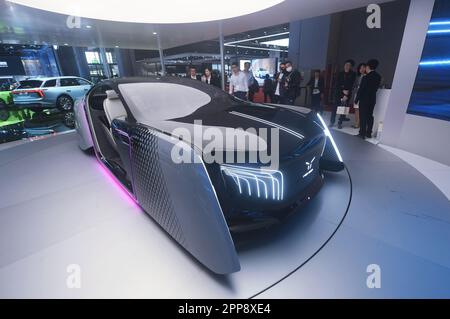 SHANGHAI, CINA - 18 APRILE 2023 - i visitatori sperimentano la nuova generazione di Hongqi olografica cabina di pilotaggio intelligente al Shanghai Auto Show di Shangha Foto Stock