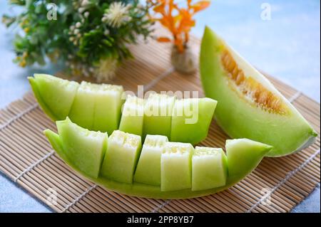 cantaloupe tailandese fetta di frutta per la salute verde cantaloupe thailandia, melone cantaloupe su piatto di legno Foto Stock
