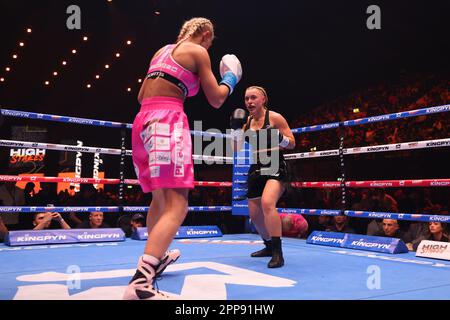 Londra, Regno Unito, Regno Unito. 22nd Apr, 2023. LONDRA, Regno Unito - 22 APRILE: Elle Brooke batte Aleksandra Daniel nella loro lotta di 140 lbs durante l'evento del torneo di Kingpyn High Stakes all'OVO Arena Wembley il 22 aprile 2023 a Londra, Regno Unito, Regno Unito. (Foto di Vianney Lecaer/PxImages) Credit: PX Images/Alamy Live News Foto Stock