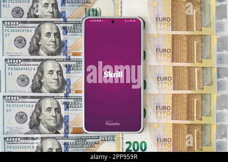 Marzo 30, 2023. Barnaul. Russia: skrill applicazione su smartphone su dollari e fatture in euro Foto Stock