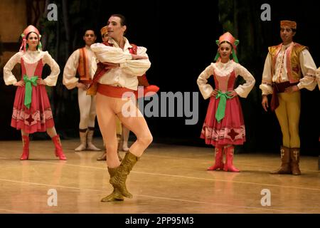 Città del Messico, Messico. 20th Apr, 2023. La National Dance Company del Messico presenta la classica Coppelia, al Palazzo delle Belle Arti di Città del Messico. Il 20 aprile 2023 a Città del Messico, Messico (Credit Image: © Luis Barron/eyepix via ZUMA Press Wire) SOLO PER USO EDITORIALE! Non per USO commerciale! Foto Stock