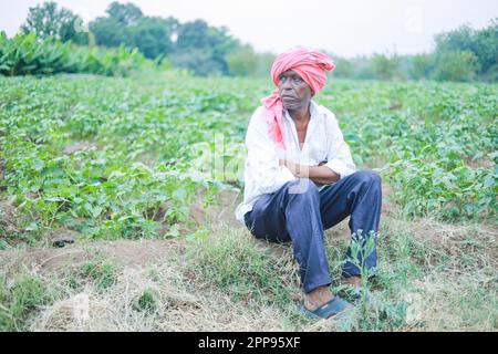 Povero coltivatore indiano in fattoria, coltivatore triste, perdita di coltivatore Foto Stock