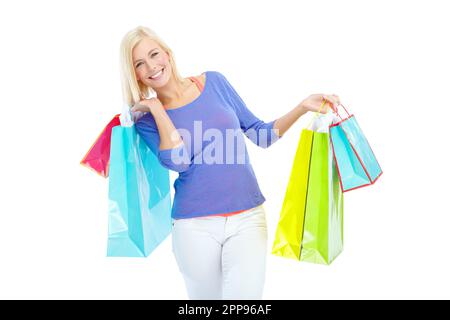 Ho appena comprato dei vestiti davvero incredibili. Una giovane donna eccitata che tiene i sacchetti di shopping mentre isolato su uno sfondo bianco. Foto Stock