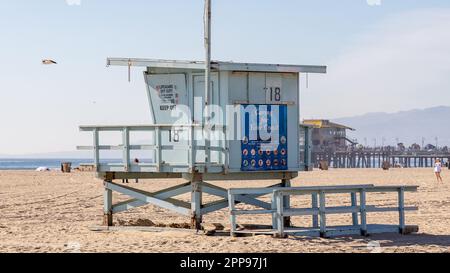 Una torre del bagnino sulla spiaggia di Santa Monica con il molo sullo sfondo situato in California USA preso il 5th 2023 febbraio Foto Stock