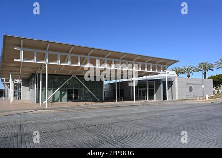 NEWPORT BEACH, CALIFORNIA - 22 Apr 2023: City Hall su Civic Center Drive Foto Stock