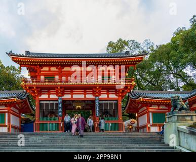 Kyoto, Giappone - 24 marzo 2023: Vecchio santuario di Yasaka Gion, città di Kyoto, Giappone Foto Stock