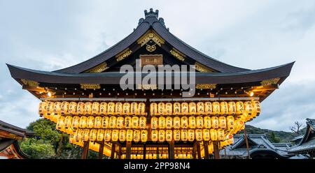 Kyoto, Giappone - 24 marzo 2023: Vecchio santuario di Yasaka Gion, città di Kyoto, Giappone Foto Stock