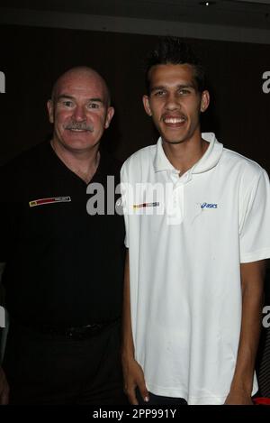 Rob De Castella, maratona australiana, con il corridore indigeno australiano Joseph Davies, allenato da De Castella per la maratona di New York del 2010. La conferenza stampa si è tenuta in vista della maratona annuale City to Surf. Attirando un record di 80.000 partecipanti, è la più grande corsa annuale del mondo. Che si terrà il 8 agosto, la gara di 14 chilometri si estende dal CBD di Sydney alle rive di Bondi Beach. Sydney, Australia - 06.08.10 Foto Stock