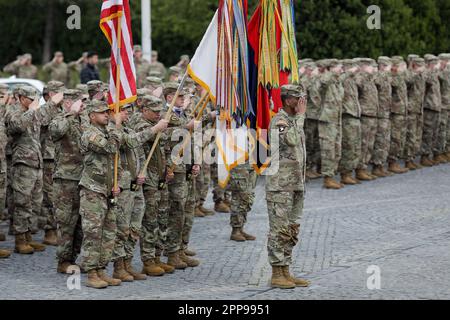 Bucarest, Romania - 5 aprile 2023: Servi della 10th Divisione montagna e della 101st Divisione Airborne (Assalto aereo), entrambi dell'esercito degli Stati Uniti, AT Foto Stock