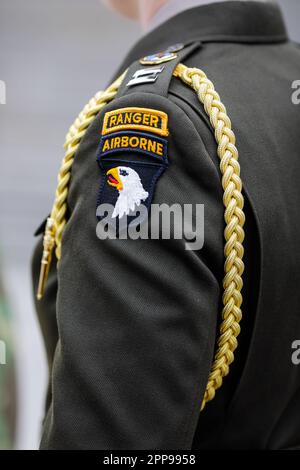 Bucarest, Romania - 5 aprile 2023: Servi della 10th Divisione montagna e della 101st Divisione Airborne (Assalto aereo), entrambi dell'esercito degli Stati Uniti, AT Foto Stock